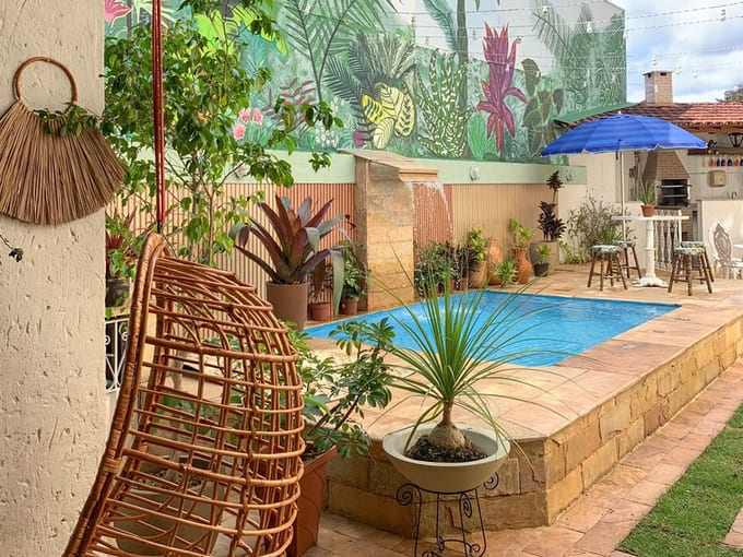 Área de piscina e jardim da Pousada Capim Limão em Diamantina